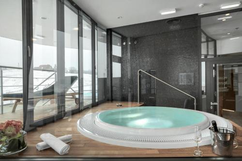 Ett badrum på Mond, Resort & Entertainment