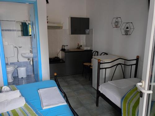 a small room with two bunk beds and a bathroom at Villa Nantia in Agios Georgios