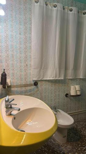 ein Badezimmer mit Waschbecken, Toilette und Dusche in der Unterkunft Hostal Parada in Viladecáns