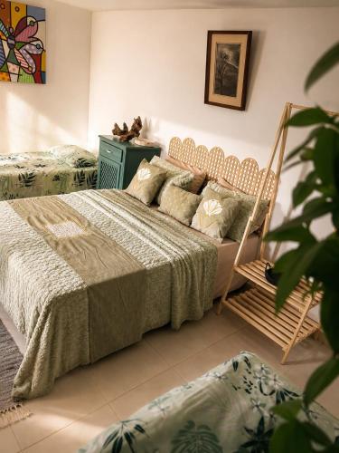 a bedroom with two beds in a room at Encanto da Paz in Miracatu