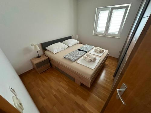 Apartments by the sea Mirca, Brac - 24865