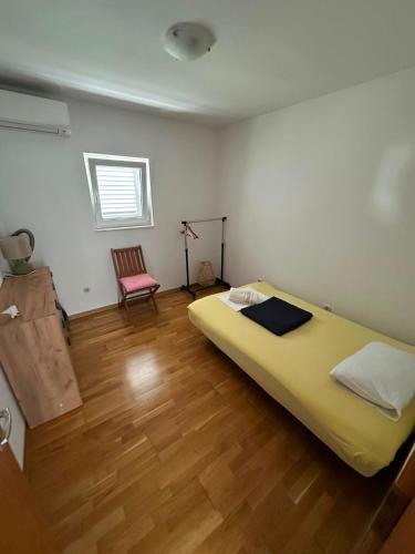 Apartments by the sea Mirca, Brac - 24865
