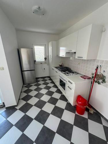Apartments by the sea Mirca, Brac - 24865