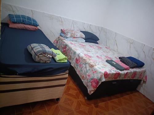 two twin beds in a room with at casa 3 perto Carapina grande a 08 kilometros do aeroporto in Serra