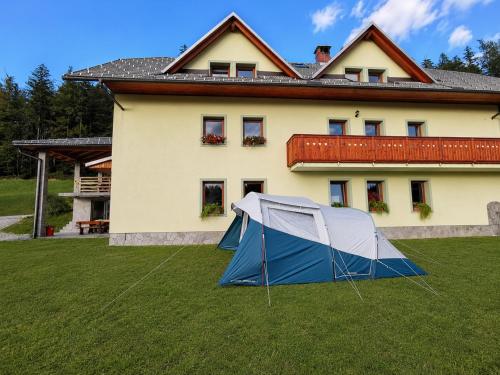 a tent in the yard of a house at Camping & Glamping Čenda in Železniki