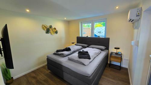 a bedroom with a bed in a room at Ferienhaus Hafenperle in Dornumersiel