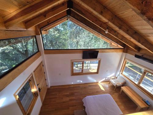 an overhead view of a tiny house with a large window at Cabaña Baño de bosque in Coscotitlán