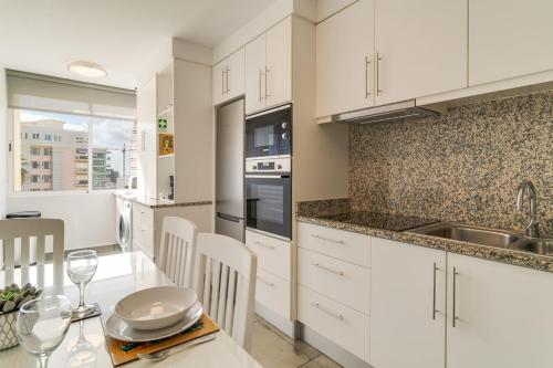 Funchal Apt Near Beach, Parking & 2 Balconies