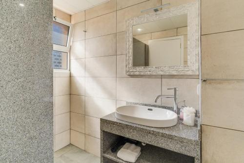 Funchal Apt Near Beach, Parking & 2 Balconies