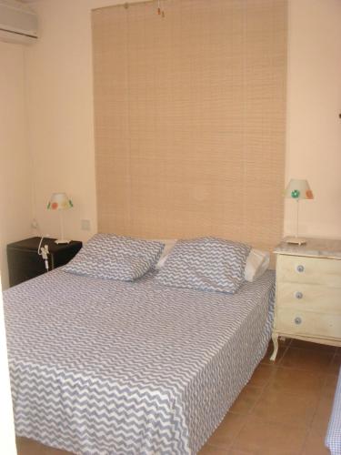 sypialnia z łóżkiem, komodą i lampami w obiekcie Chalet Pto Sta Maria, SOLO FAMILIAS w mieście El Puerto de Santa María