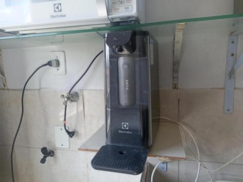 a computer on a shelf in a room at Estúdio 800m do Buriti Shopping in Aparecida de Goiânia