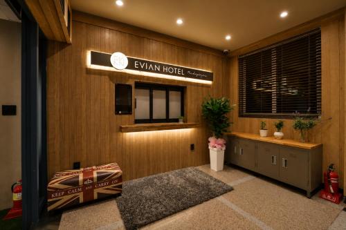 a lobby of a hotel with a sign on the wall at 경산 에비앙 호텔 in Uksu