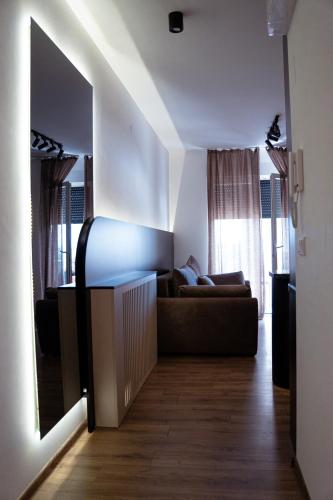 a living room with a couch in a room at T&M Apartman Premium 2 in Paraćin