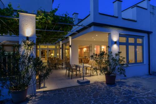 une maison avec un patio avec une table et des chaises dans l'établissement Hotel Zachs, à Sankt Margarethen im Burgenland