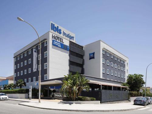 a building with a hotel on the side of a street at Ibis Budget Málaga Aeropuerto Avenida de Velazquez in Málaga