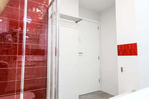 ロス・クリスティアーノスにあるAmazing sea view in Los Cristianosの赤いタイル張りのバスルーム(シャワー付)