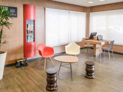 an office with chairs and a desk with a computer at ibis Aracaju in Aracaju