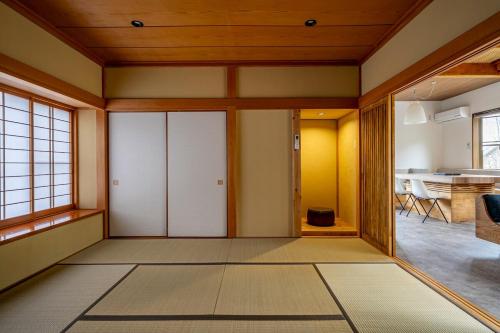 寿光庵ー広いドッグランと天然温泉ー愛犬と休日を過ごす和モダン宿