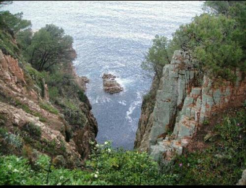 a view of the ocean from a cliff at Hostal Ondina in Begur