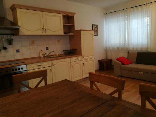 una cucina e un soggiorno con un divano e un tavolo di Apartment Maša a Kranjska Gora