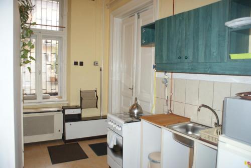 Η κουζίνα ή μικρή κουζίνα στο Régiposta Apartman