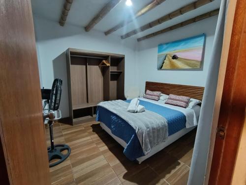 a bedroom with a bed and a desk in it at Hospedaje Viento in Paracas