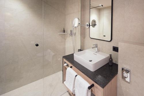 a bathroom with a sink and a shower at Edelweiss echt-charmant in Sölden