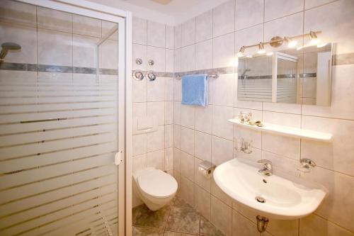 A bathroom at Appartmenthaus Sonnenresidenz I