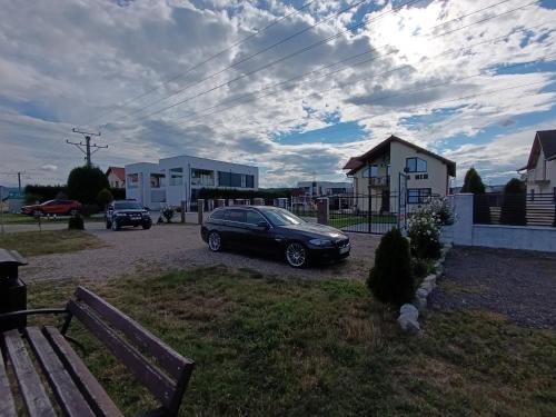 Ein Auto parkt auf einem Parkplatz vor einem Haus in der Unterkunft Vila MEM in Sebeş