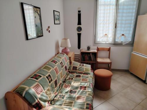 a living room with a couch and a table at le macchie in Lido degli Estensi