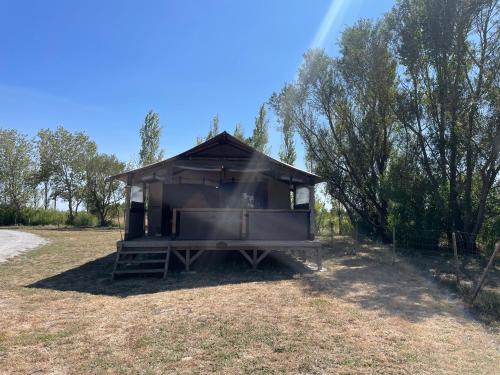 a small shack in the middle of a field at Camping Les Chagnelles in Le Perrier