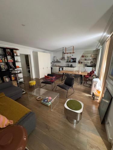 Luxury 2-Bedroom Apartment in South Pigalle, Steps from Montmartre