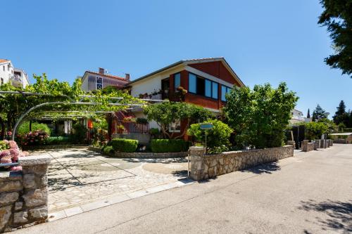 Apartments Lovorik