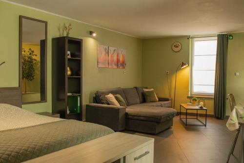 a living room with a couch and a bed at Hoeve Hofgaarde in Heers