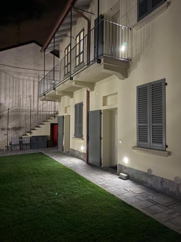 an empty building with a staircase and green grass at Les Maisons Manzoni in Magenta