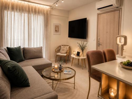 Vouliagmeni Square Residence Elegant Riviera Stay