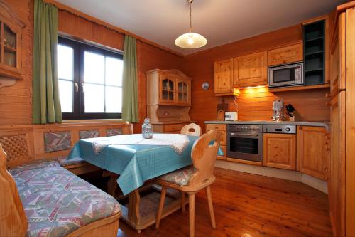 米特爾巴赫的住宿－Haus W5 - DorfResort Mitterbach，厨房配有一张桌子,上面有蓝色的桌布