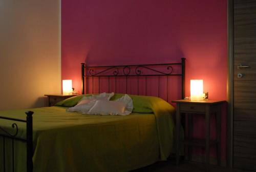 Un dormitorio con una cama con dos luces. en Hotel Samarcanda, en Civitavecchia