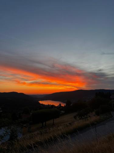 Les hauteurs du lac - independant apartment with panoramic lake views