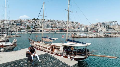 Piraeus Pasalimani Veranda for up to 6, near metro