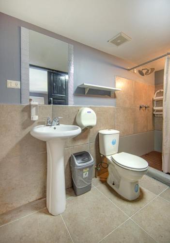 a bathroom with a toilet and a sink at Hostal Loco Coco Loco in Panama City