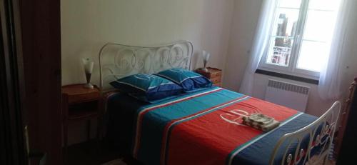 a bedroom with a bed with a red and blue blanket at Maison clara 2 rue du centre in Clara
