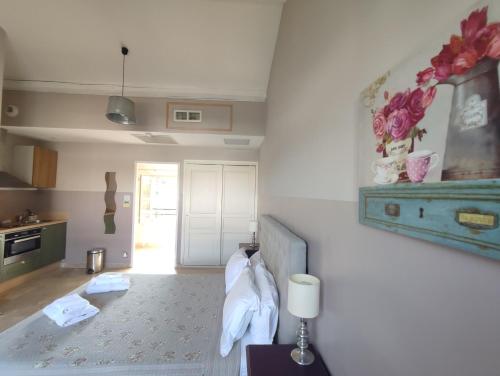 a living room with a bed and a kitchen at Le Charmant-Terrasse-Vue et accès Piscine -15 in Laredorte
