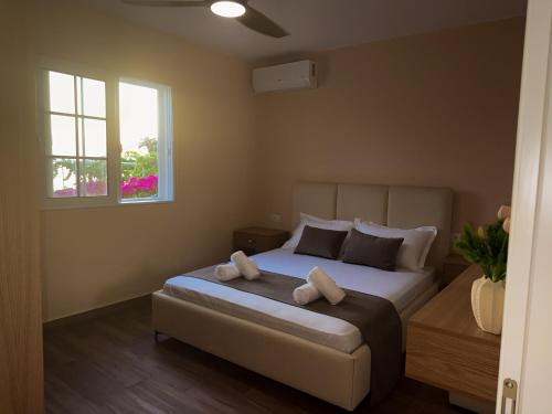 a bedroom with a large bed with a window at Villa Ulu Piqeras in Piqeras