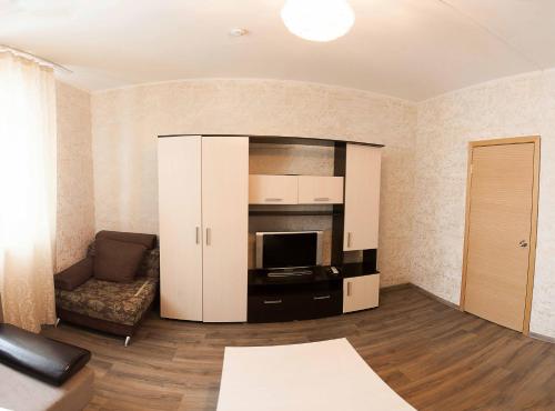 Gallery image of Two-Bedroom Apartment on Nikolaya Zelinskogo 5/1 in Tyumen