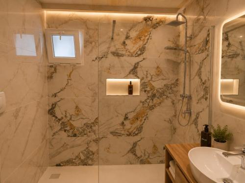 a bathroom with a shower and a sink at Le Bonbon in Trevignano Romano