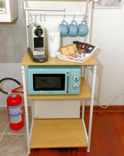 a microwave on a table with a basket of food at Casa Ada in Muggia
