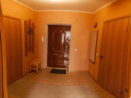チュメニにあるStudio apartment in the center of the Malygina street house 52の茶色のドアが付いた廊下