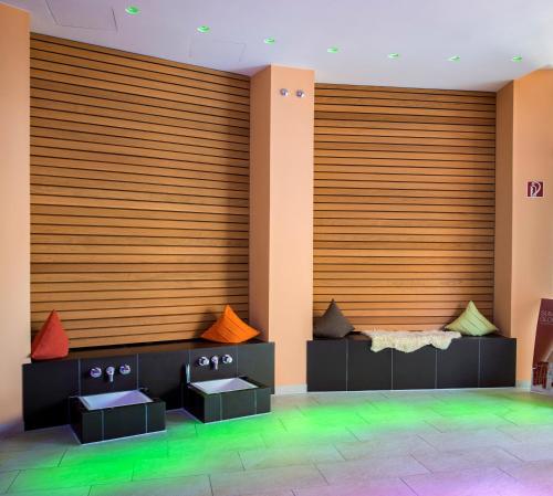 a lobby with two benches with colorful pillows at Nagelschmiede in Münsingen