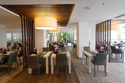 A restaurant or other place to eat at BG Pamplona